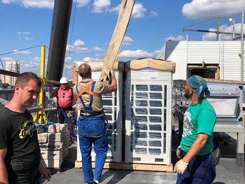 Подъем оборудования на крышу здания